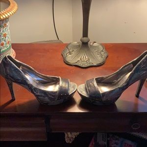 Open toe platform heel